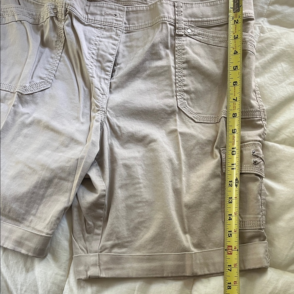 White House Black Market Women's Tan Cargo Shorts - Picture 4 of 7